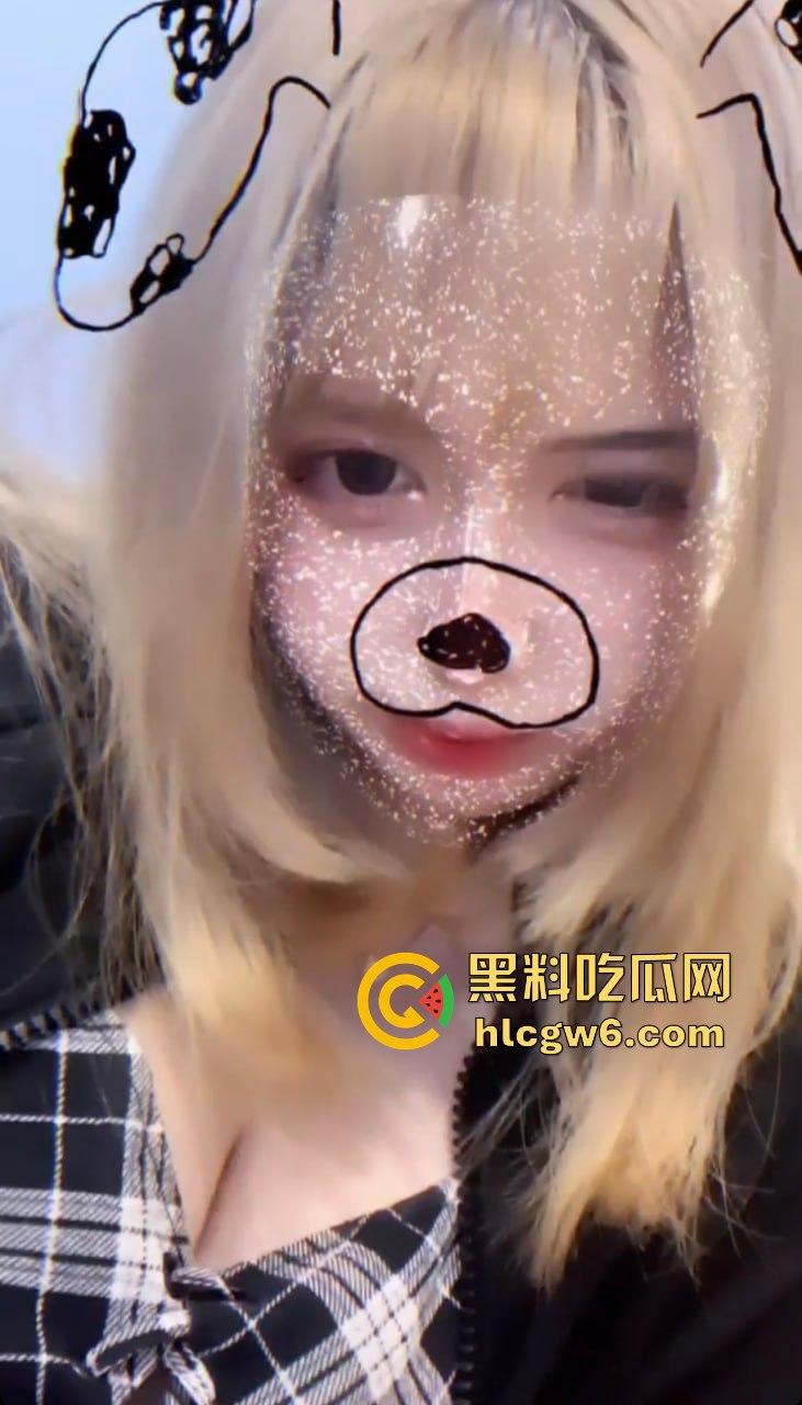 相亲对象人前纯洁背地骚如狗 一边聊电话安抚接盘侠沸羊羊 一边跪舔鸡巴舔屁眼 电光毒龙钻玩得贼熟!-1