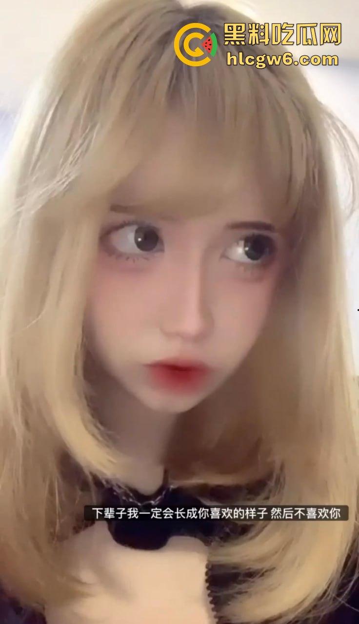 相亲对象人前纯洁背地骚如狗 一边聊电话安抚接盘侠沸羊羊 一边跪舔鸡巴舔屁眼 电光毒龙钻玩得贼熟!-6