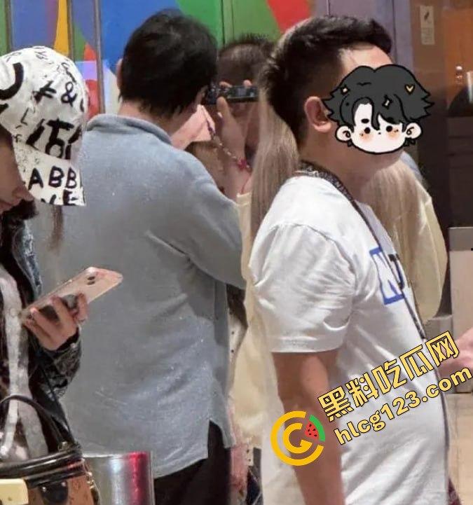 王思聪携女伴现身新加坡豪华酒店,瘦身成功状态佳,赌场玩老虎机乐翻天!-3