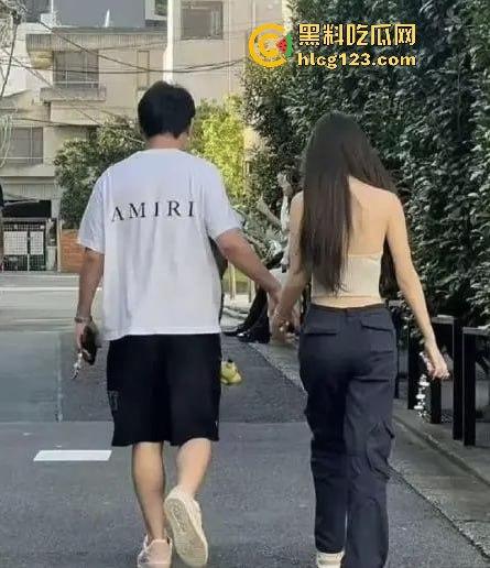 王思聪携女伴现身新加坡豪华酒店,瘦身成功状态佳,赌场玩老虎机乐翻天!-4