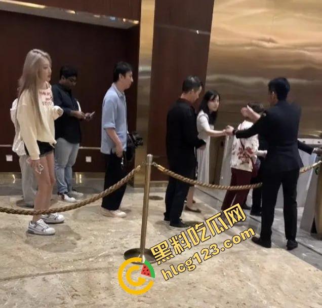 王思聪携女伴现身新加坡豪华酒店,瘦身成功状态佳,赌场玩老虎机乐翻天!-6