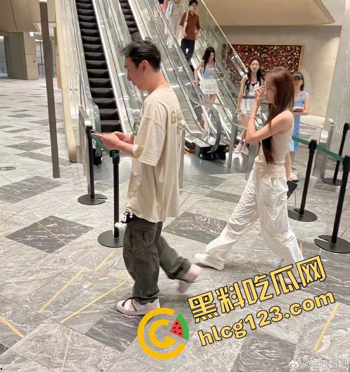 王思聪携女伴现身新加坡豪华酒店,瘦身成功状态佳,赌场玩老虎机乐翻天!-10