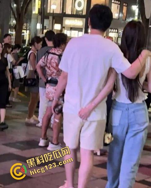 王思聪携女伴现身新加坡豪华酒店,瘦身成功状态佳,赌场玩老虎机乐翻天!-14