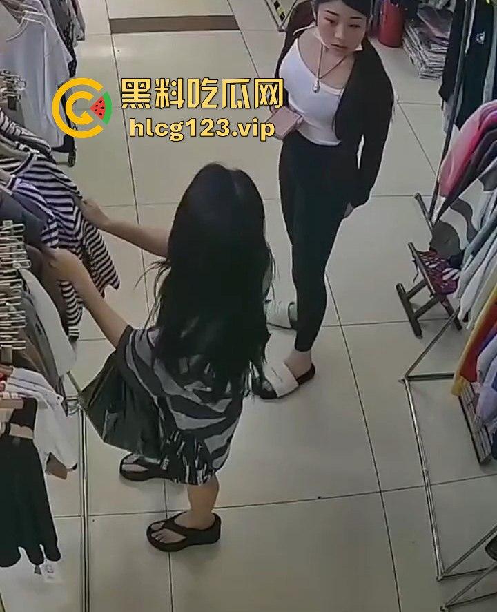 国服快枪手出手!商场里对鲨鱼裤妹子来了一发,美女懵逼问为什么往我裤子上喷水?-1