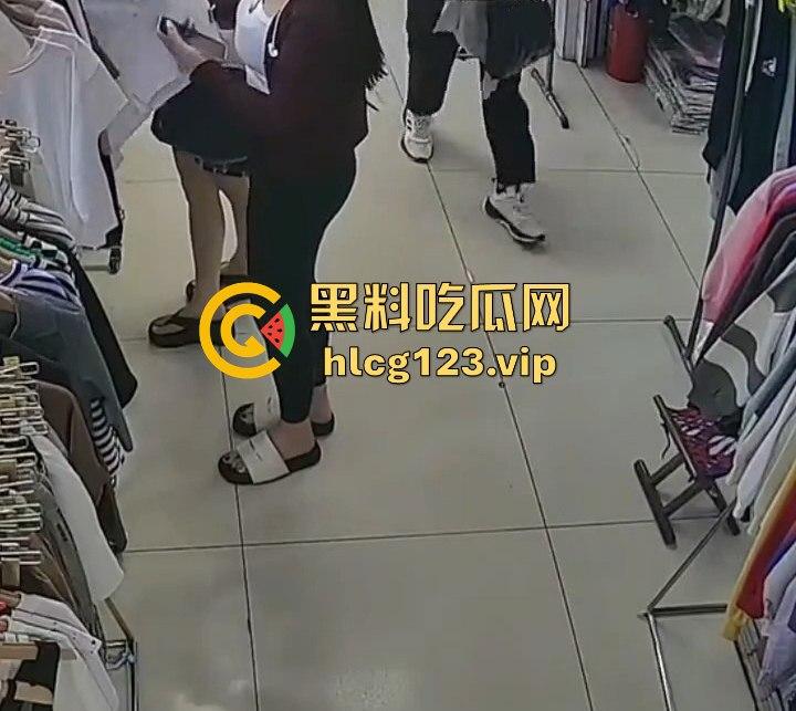 国服快枪手出手!商场里对鲨鱼裤妹子来了一发,美女懵逼问为什么往我裤子上喷水?-2
