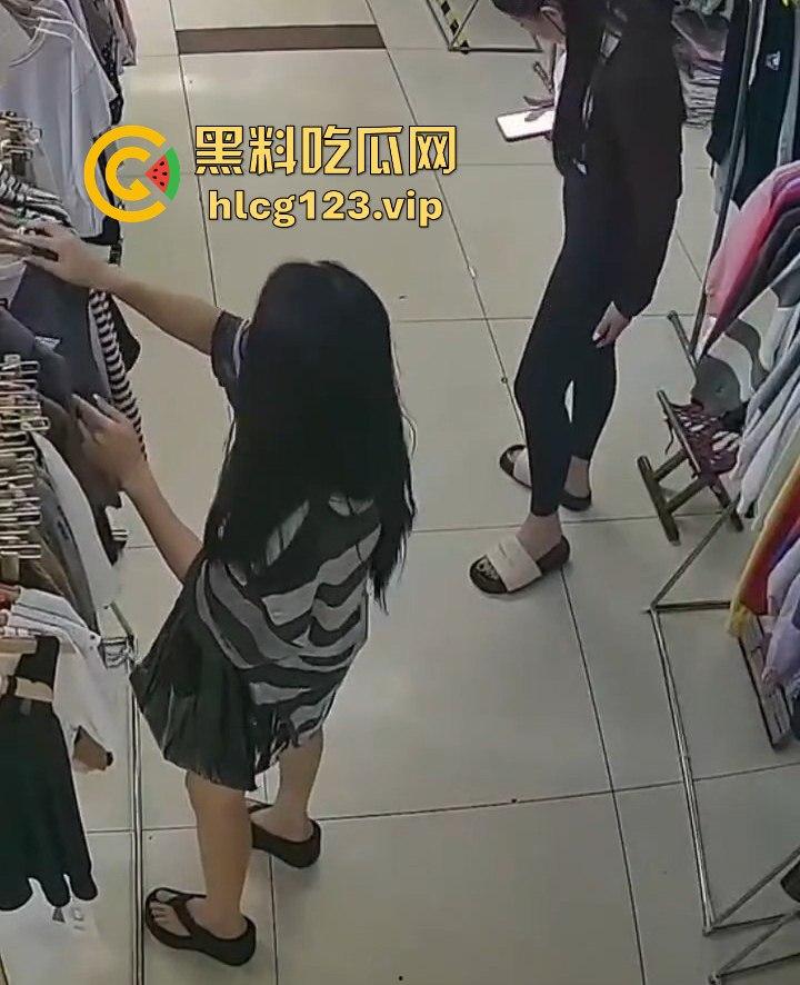国服快枪手出手!商场里对鲨鱼裤妹子来了一发,美女懵逼问为什么往我裤子上喷水?-3