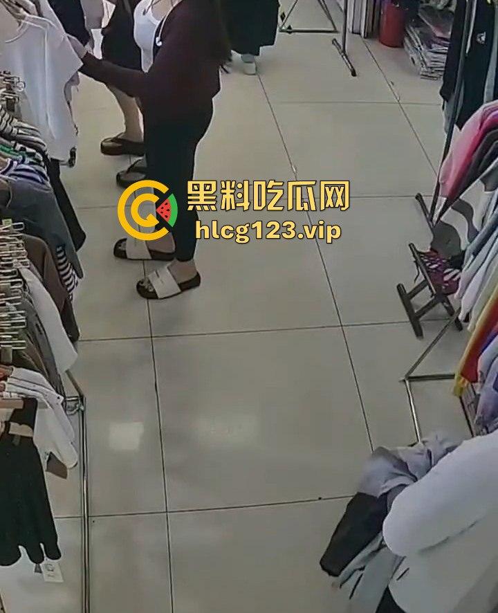 国服快枪手出手!商场里对鲨鱼裤妹子来了一发,美女懵逼问为什么往我裤子上喷水?-4