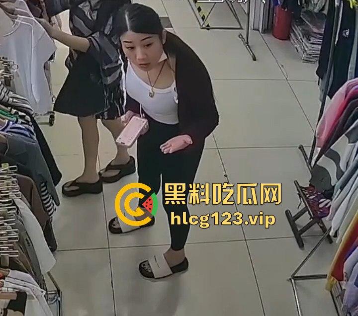 国服快枪手出手!商场里对鲨鱼裤妹子来了一发,美女懵逼问为什么往我裤子上喷水?-5