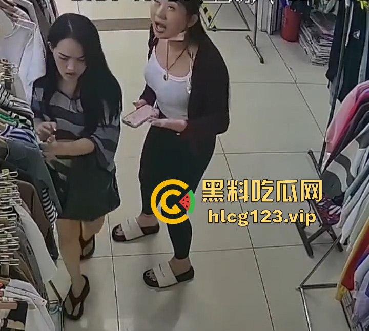 国服快枪手出手!商场里对鲨鱼裤妹子来了一发,美女懵逼问为什么往我裤子上喷水?-6