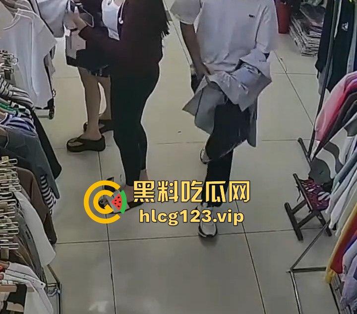 国服快枪手出手!商场里对鲨鱼裤妹子来了一发,美女懵逼问为什么往我裤子上喷水?-8