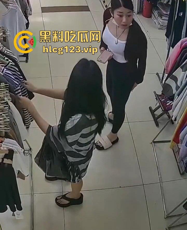 国服快枪手出手!商场里对鲨鱼裤妹子来了一发,美女懵逼问为什么往我裤子上喷水?-9