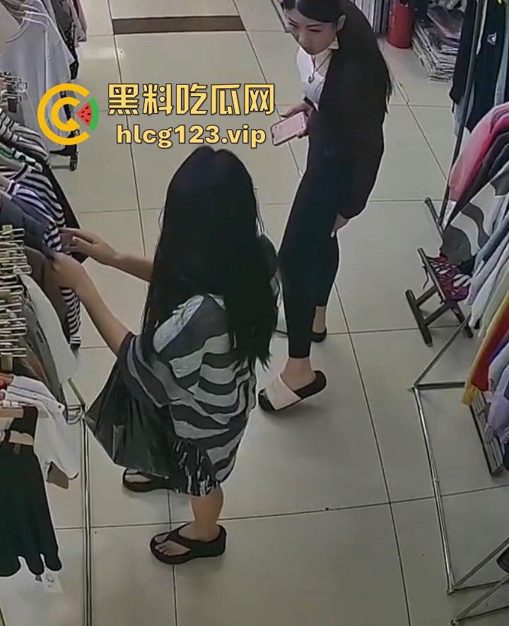 国服快枪手出手!商场里对鲨鱼裤妹子来了一发,美女懵逼问为什么往我裤子上喷水?-10