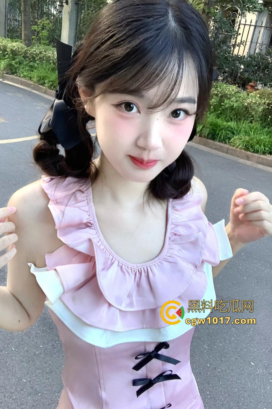 清纯JK少女用嫩足夹黄毛男友巨屌撸管,后入爆艹无毛白虎嫩穴,男的还帮舔逼,给黄毛吃到爽了!-1