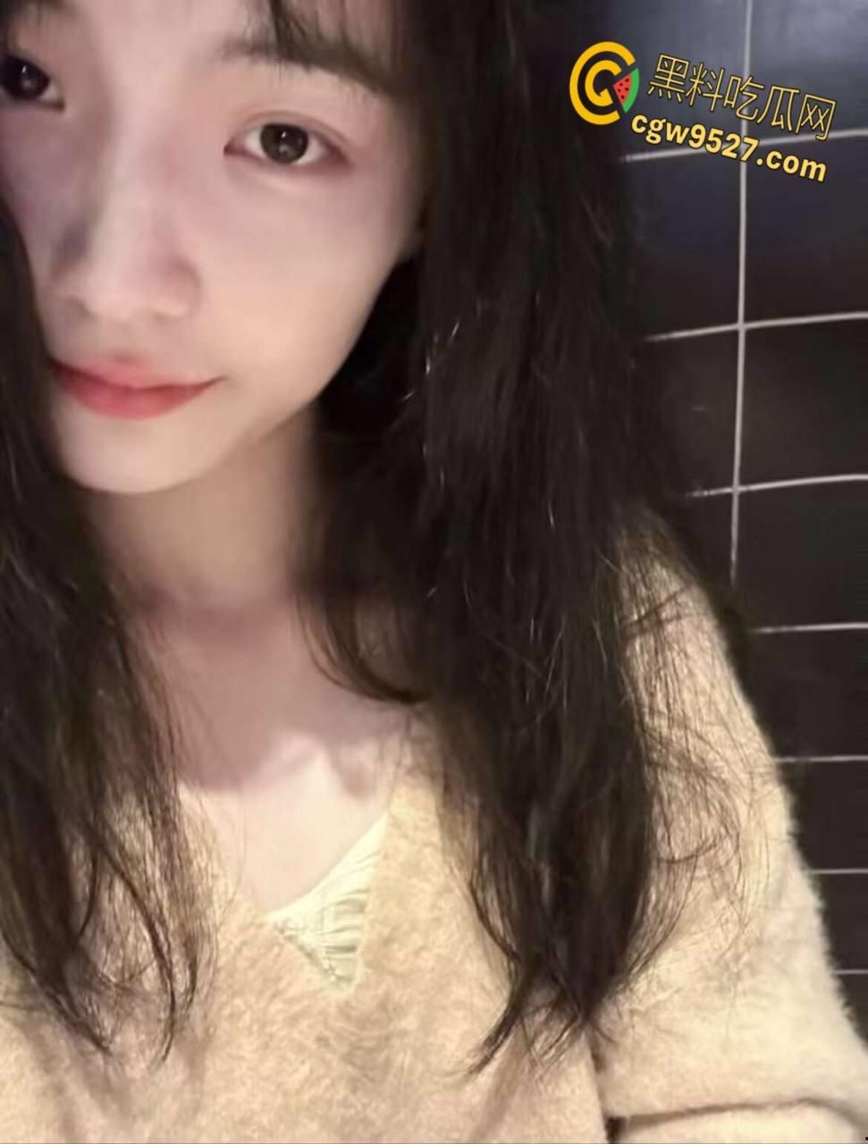 半夜给妹妹送咳嗽药,性感吊带故意弯腰露粉穴,妹妹淫魔上身狂舔大屌,女上骑乘白浆四溅 !-2