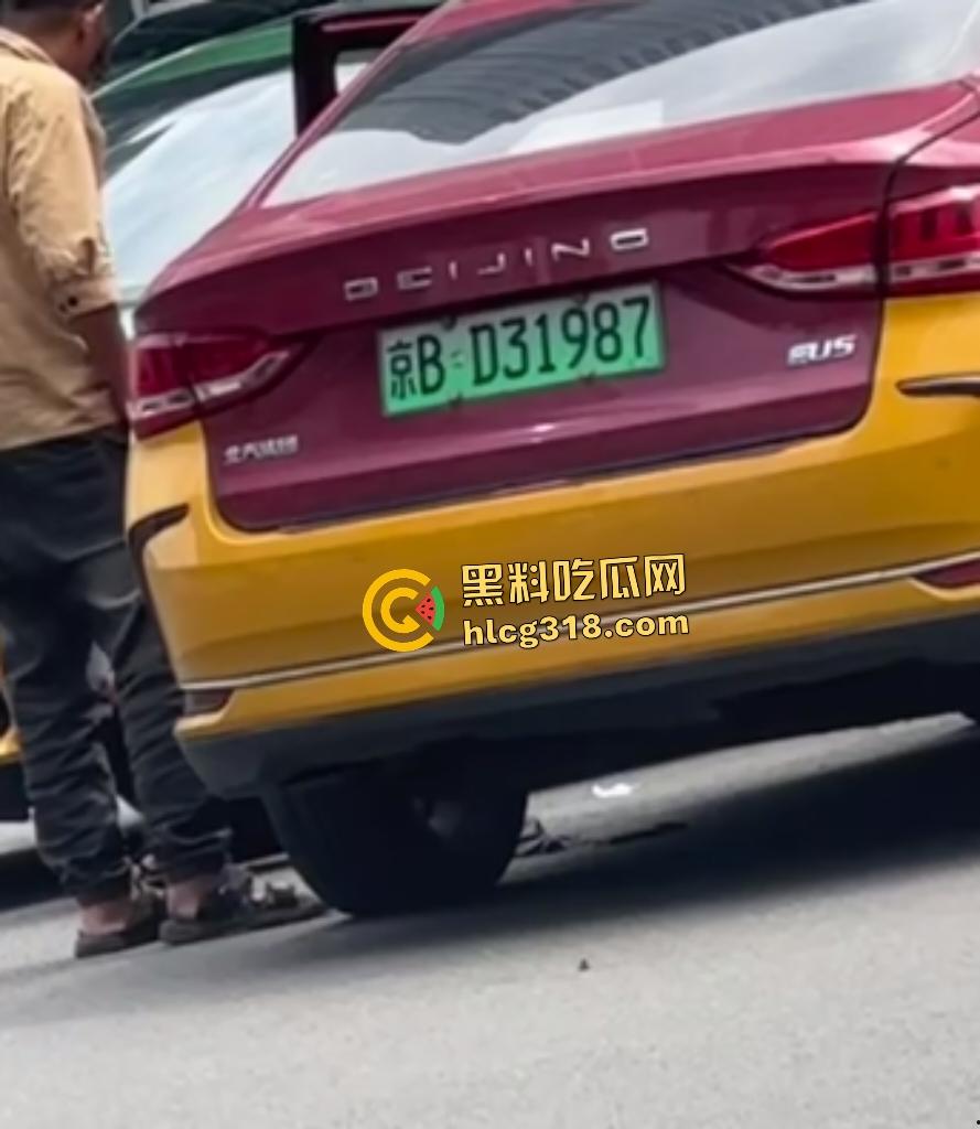 北京天街路口出租车司机撞车起冲突!棕衣司机刀捅黑衣司机直接倒地,天子脚下犯法直接打电话自首!-2