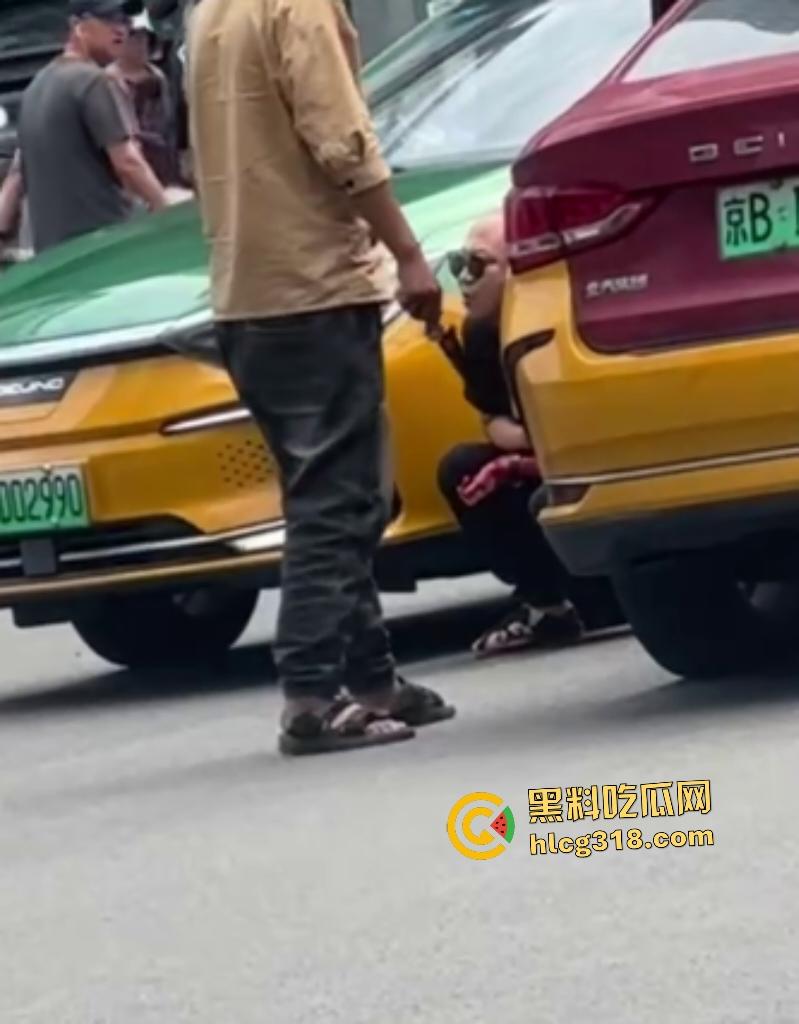 北京天街路口出租车司机撞车起冲突!棕衣司机刀捅黑衣司机直接倒地,天子脚下犯法直接打电话自首!-3