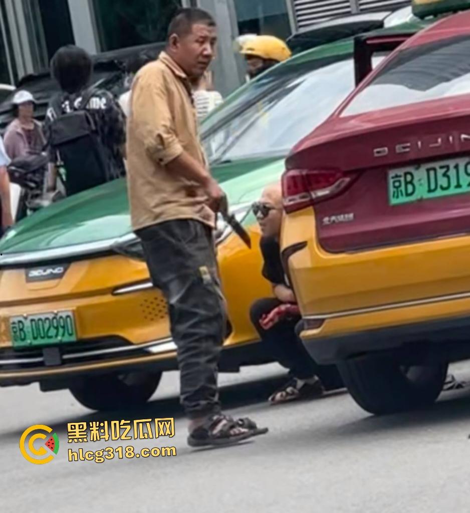 北京天街路口出租车司机撞车起冲突!棕衣司机刀捅黑衣司机直接倒地,天子脚下犯法直接打电话自首!-4