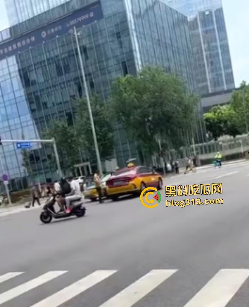 北京天街路口出租车司机撞车起冲突!棕衣司机刀捅黑衣司机直接倒地,天子脚下犯法直接打电话自首!-6