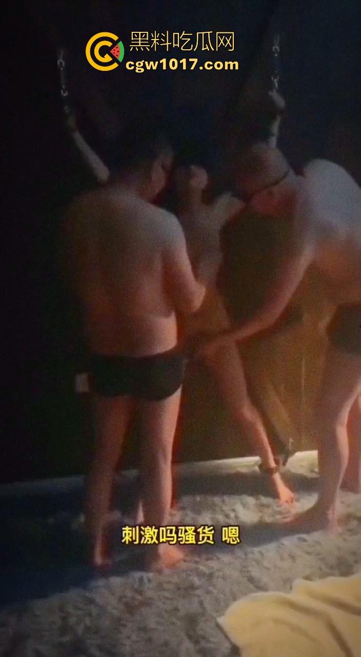 搞笑东北话调教母狗！3P群交两王战一后，好好的群交大片硬生生的给东北话搞破防了，刚硬的鸡巴瞬间软了下去！-3