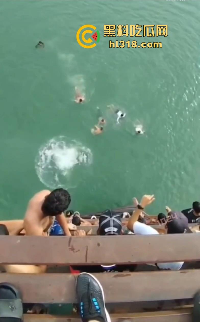 西班牙小伙跳水表演变成事故,这下好啦不看清楚情况再跳,直接跳人头上,把下面的人骨头全砸断了!-5