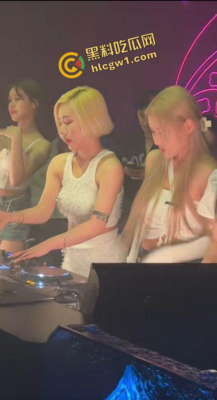 抖音重庆奥斯卡酒吧反差舞女【沈津津】下班回家发骚 全裸自拍洗澡搓奶 独家流出!-2