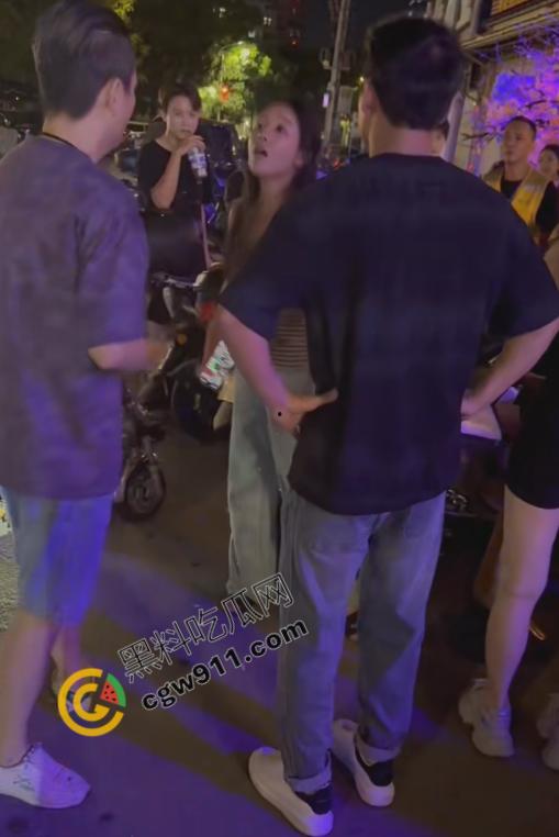 重庆破晓民谣酒馆门【吴继钰】出轨现场:婆媳联手捉奸,现场大乱斗,尖叫声阵阵,围观者疯狂拍照,醉酒男主角尴尬绝望!-6