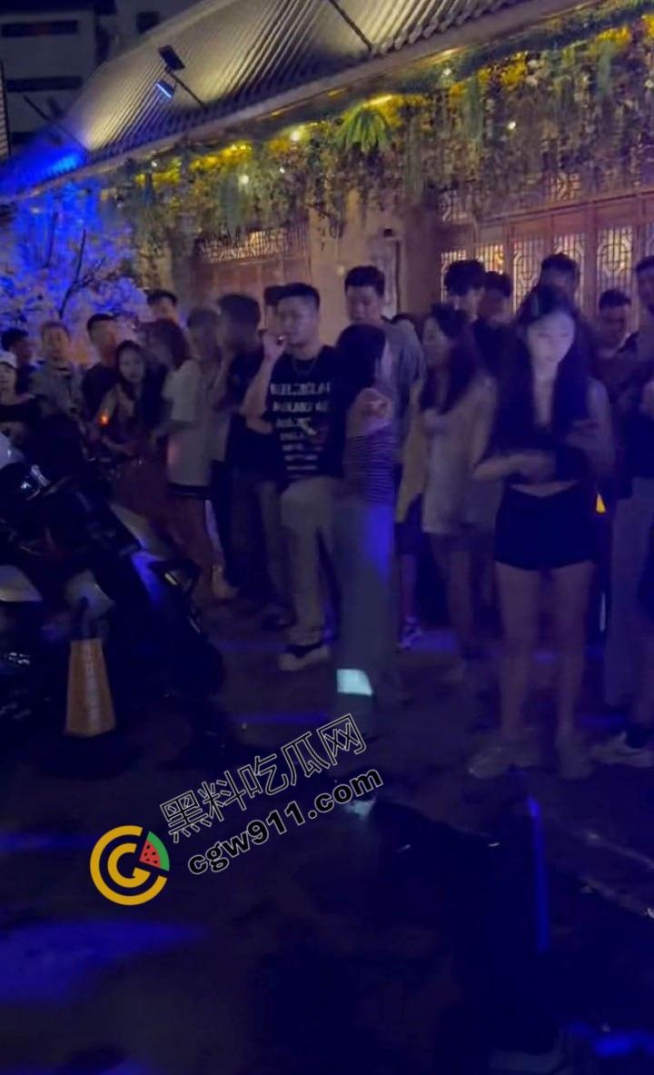 重庆破晓民谣酒馆门【吴继钰】出轨现场:婆媳联手捉奸,现场大乱斗,尖叫声阵阵,围观者疯狂拍照,醉酒男主角尴尬绝望!-9