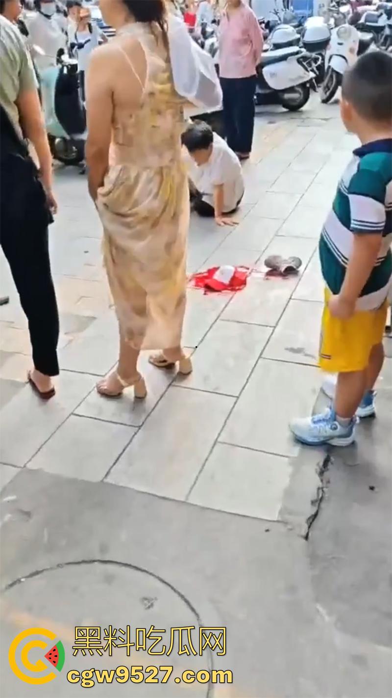 广西容县新北街电信大楼，疑似精神病中年妇女，拿铁锤砸一名小男孩，现场血腥恐怖！-4