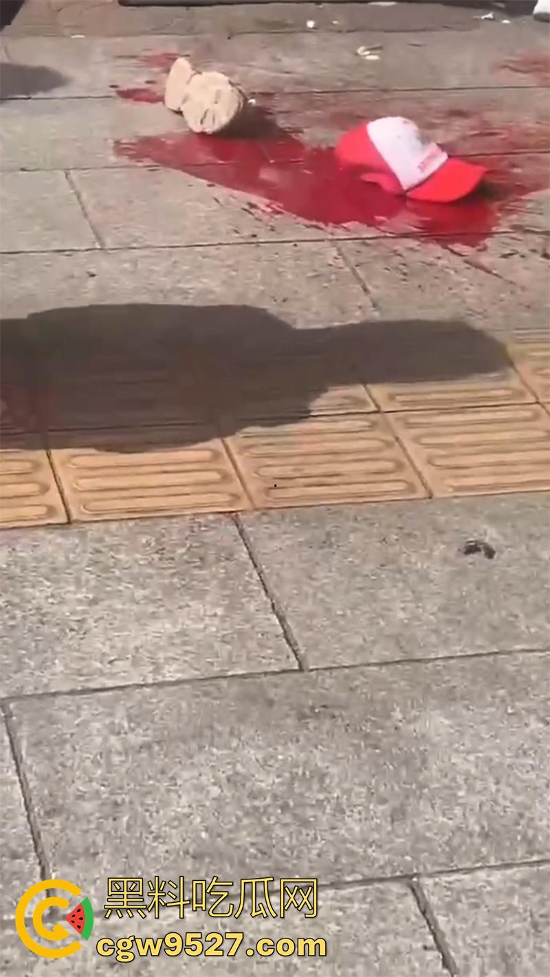 广西容县新北街电信大楼，疑似精神病中年妇女，拿铁锤砸一名小男孩，现场血腥恐怖！-6