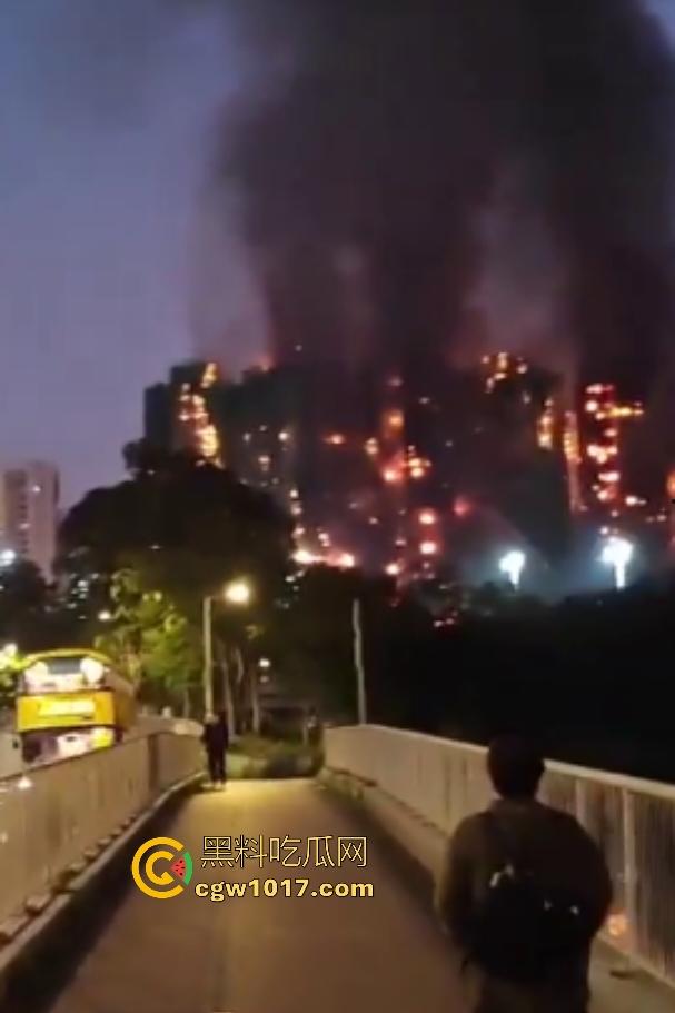 11月26日香港大埔宏福苑五级大火,维修外墙竹架起火不阻燃材料猛烧7栋31层大楼,要不是材料劣质能起火吗?-6