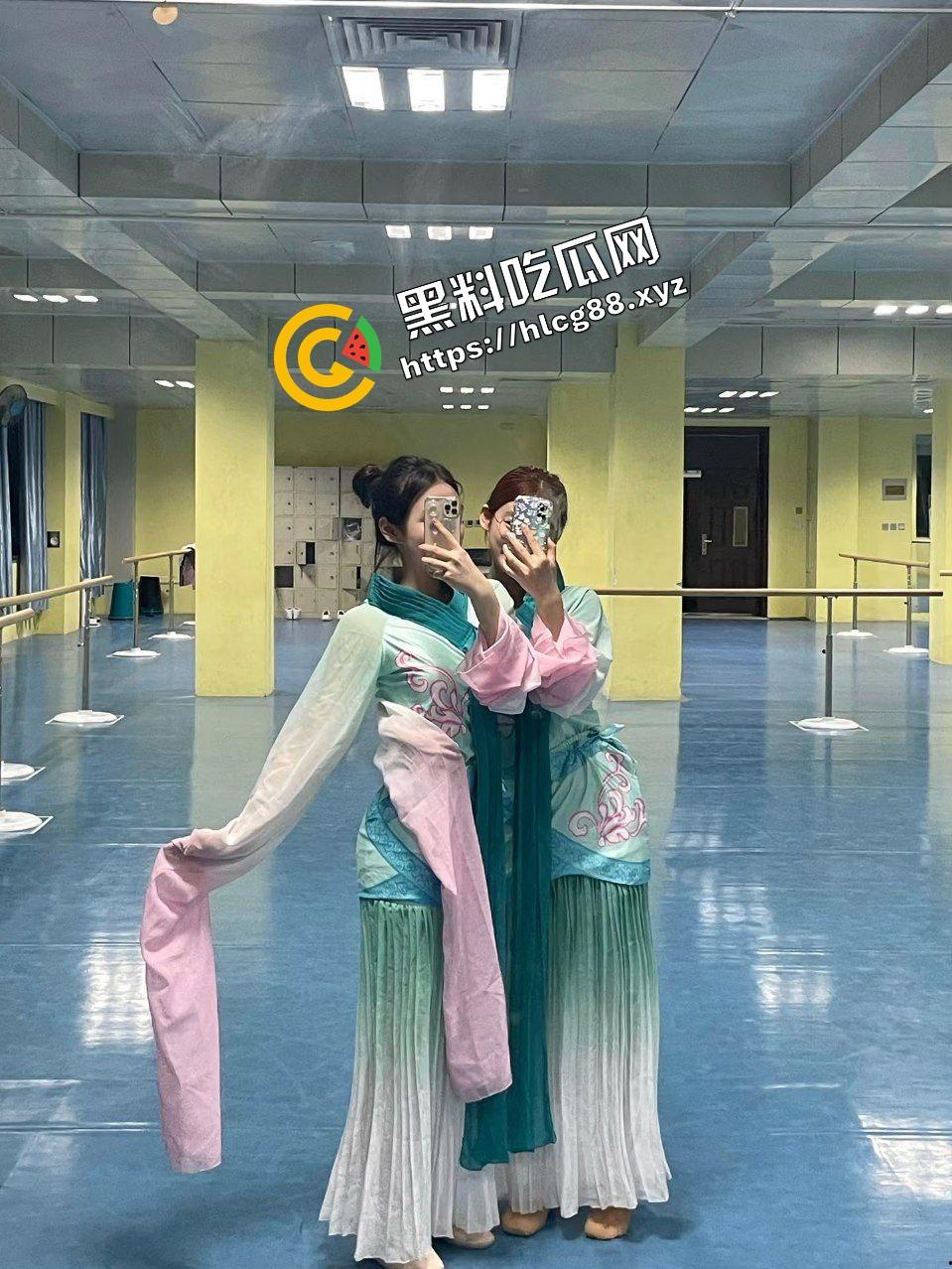 湖南艺术职业反差舞蹈生【胡可】网聊卖视频线下约炮，188元过门槛观赏极品美乳粉逼酮体！-6