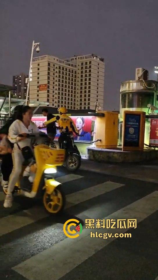 外卖小哥化身刀仔街头砍黑衣男!老实人爆发也吓人,但动刀就真是过火了!-1