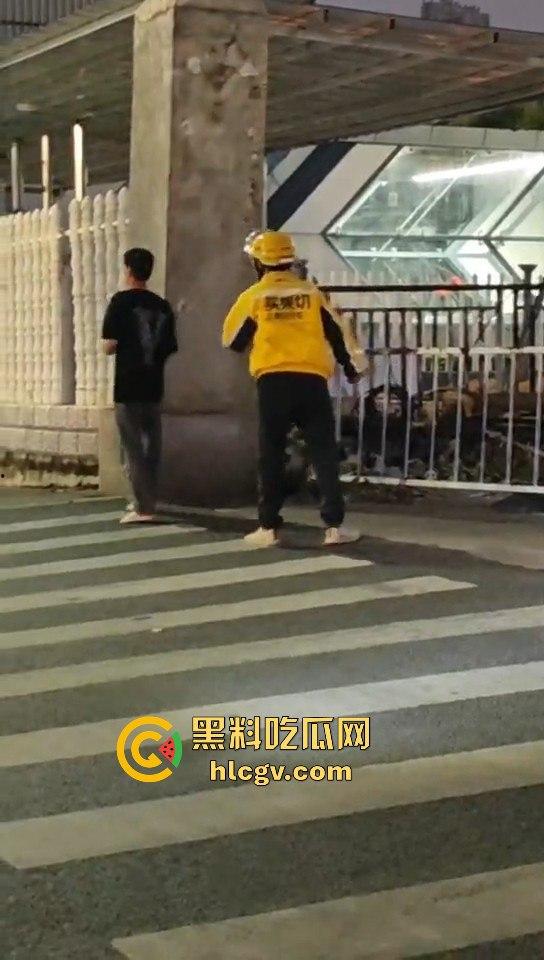 外卖小哥化身刀仔街头砍黑衣男!老实人爆发也吓人,但动刀就真是过火了!-2