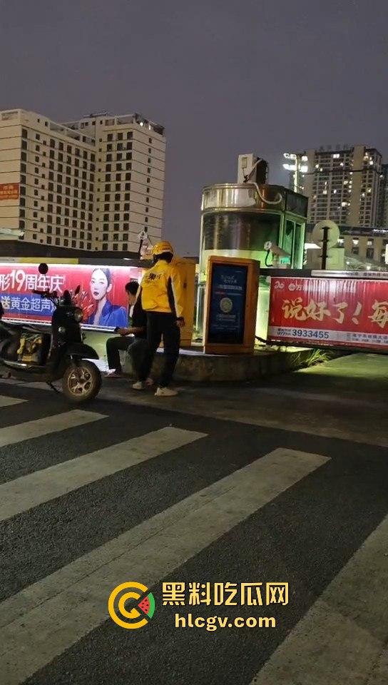 外卖小哥化身刀仔街头砍黑衣男!老实人爆发也吓人,但动刀就真是过火了!-3