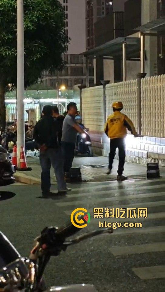 外卖小哥化身刀仔街头砍黑衣男!老实人爆发也吓人,但动刀就真是过火了!-4