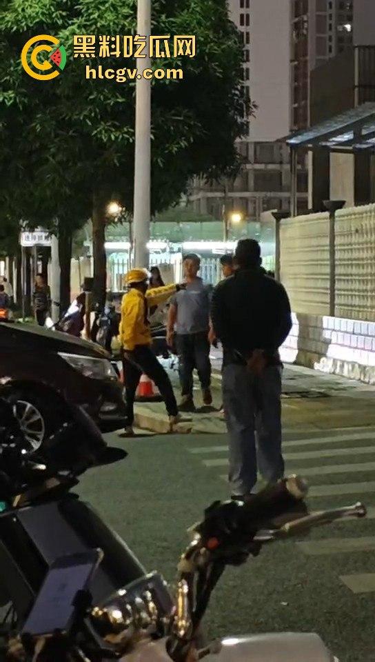 外卖小哥化身刀仔街头砍黑衣男!老实人爆发也吓人,但动刀就真是过火了!-5