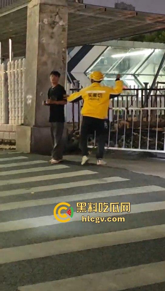 外卖小哥化身刀仔街头砍黑衣男!老实人爆发也吓人,但动刀就真是过火了!-6