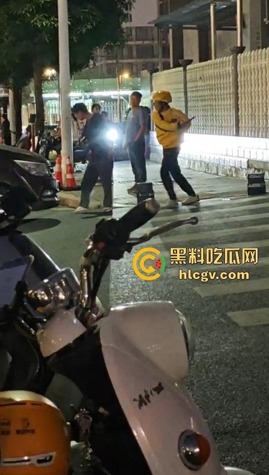 外卖小哥化身刀仔街头砍黑衣男!老实人爆发也吓人,但动刀就真是过火了!-7