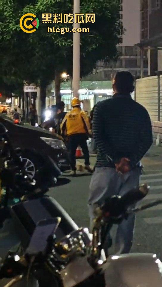 外卖小哥化身刀仔街头砍黑衣男!老实人爆发也吓人,但动刀就真是过火了!-8