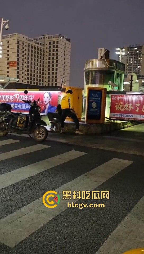 外卖小哥化身刀仔街头砍黑衣男!老实人爆发也吓人,但动刀就真是过火了!-9