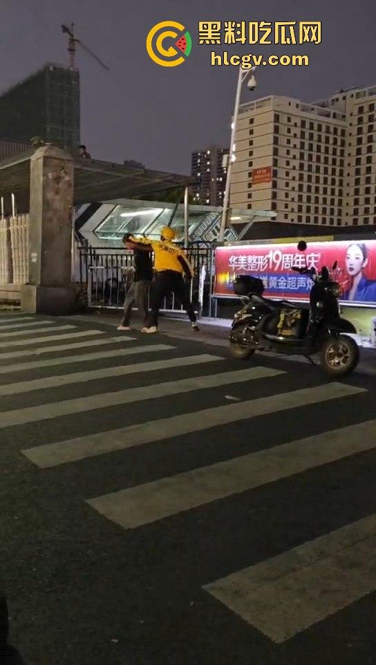 外卖小哥化身刀仔街头砍黑衣男!老实人爆发也吓人,但动刀就真是过火了!-10