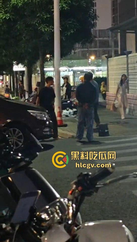 外卖小哥化身刀仔街头砍黑衣男!老实人爆发也吓人,但动刀就真是过火了!-11