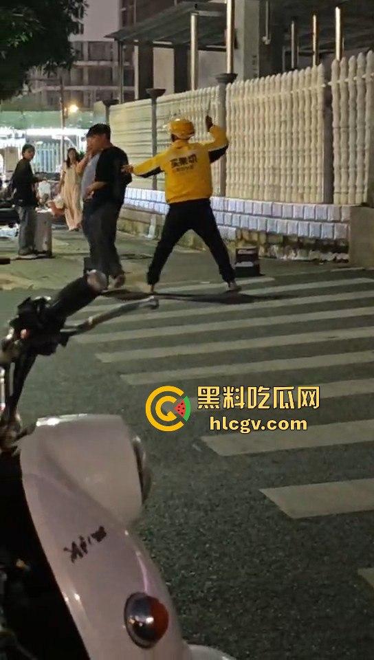 外卖小哥化身刀仔街头砍黑衣男!老实人爆发也吓人,但动刀就真是过火了!-12