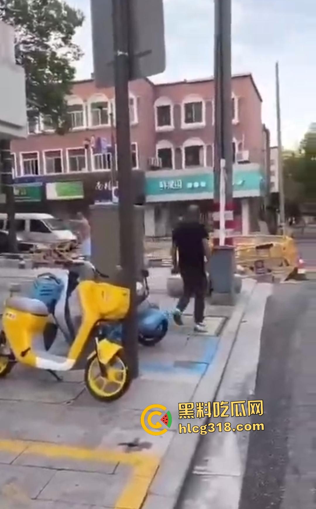 嘉兴斜西街安乐路口四人无故暴打路人!菜刀镰刀梯子狂殴,受害者倒地不起!-1