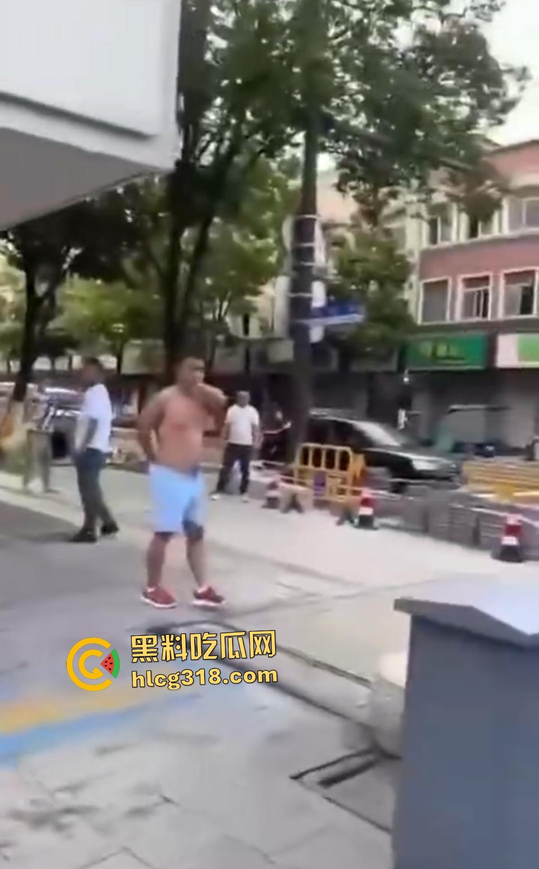 嘉兴斜西街安乐路口四人无故暴打路人!菜刀镰刀梯子狂殴,受害者倒地不起!-3