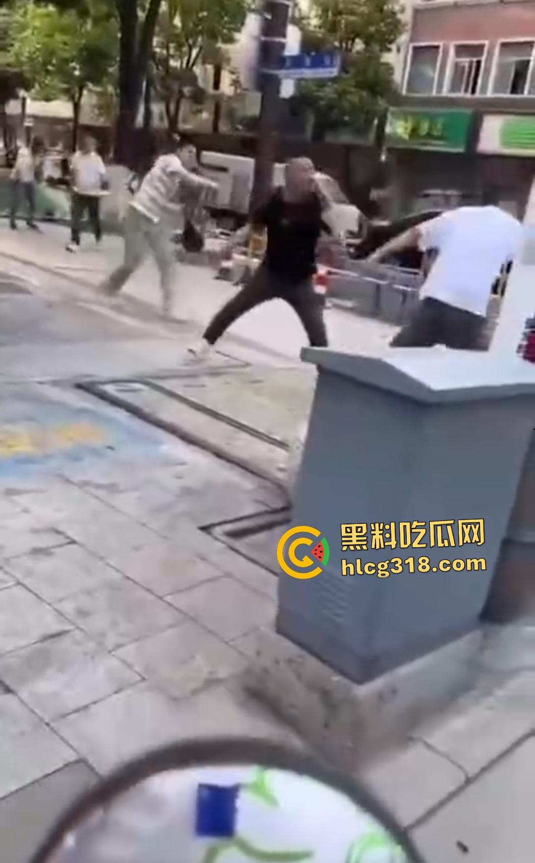 嘉兴斜西街安乐路口四人无故暴打路人!菜刀镰刀梯子狂殴,受害者倒地不起!-4