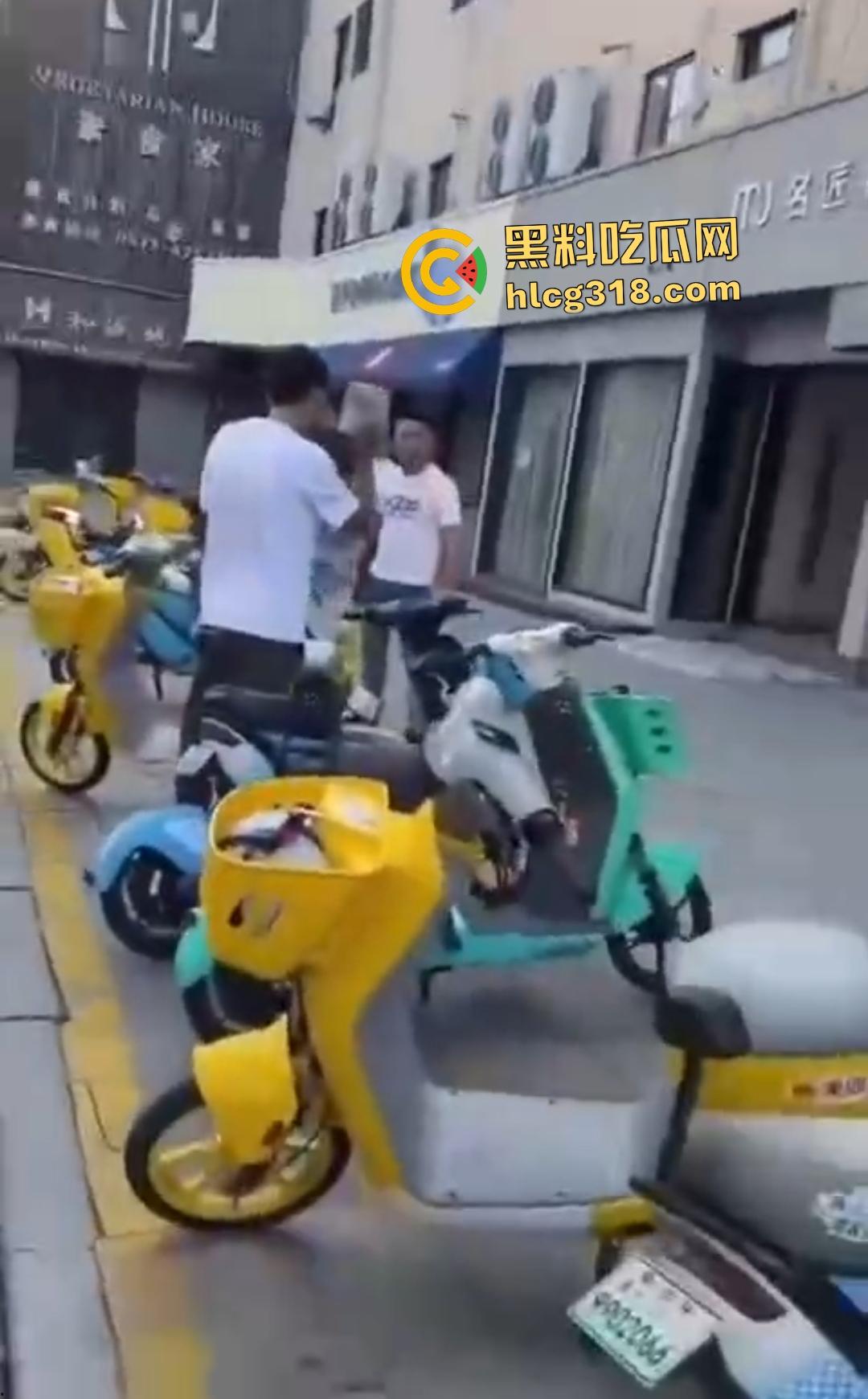 嘉兴斜西街安乐路口四人无故暴打路人!菜刀镰刀梯子狂殴,受害者倒地不起!-6