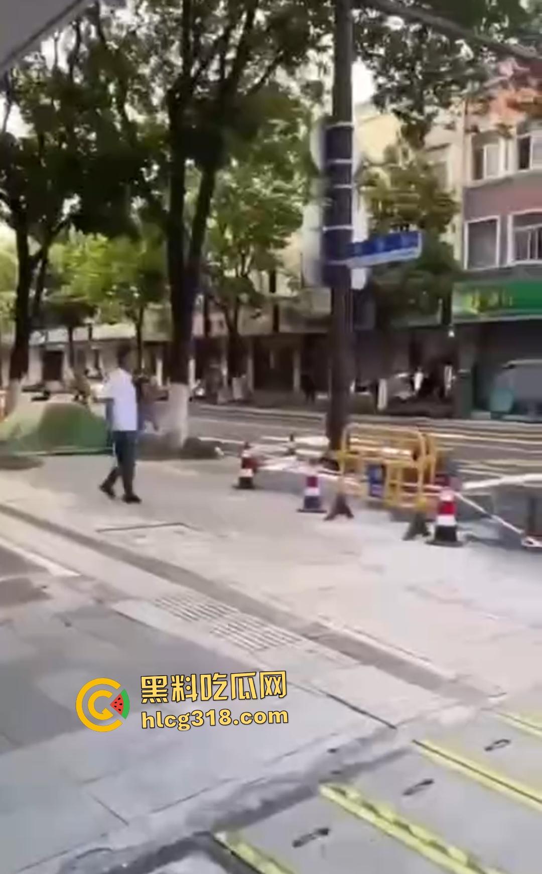 嘉兴斜西街安乐路口四人无故暴打路人!菜刀镰刀梯子狂殴,受害者倒地不起!-7