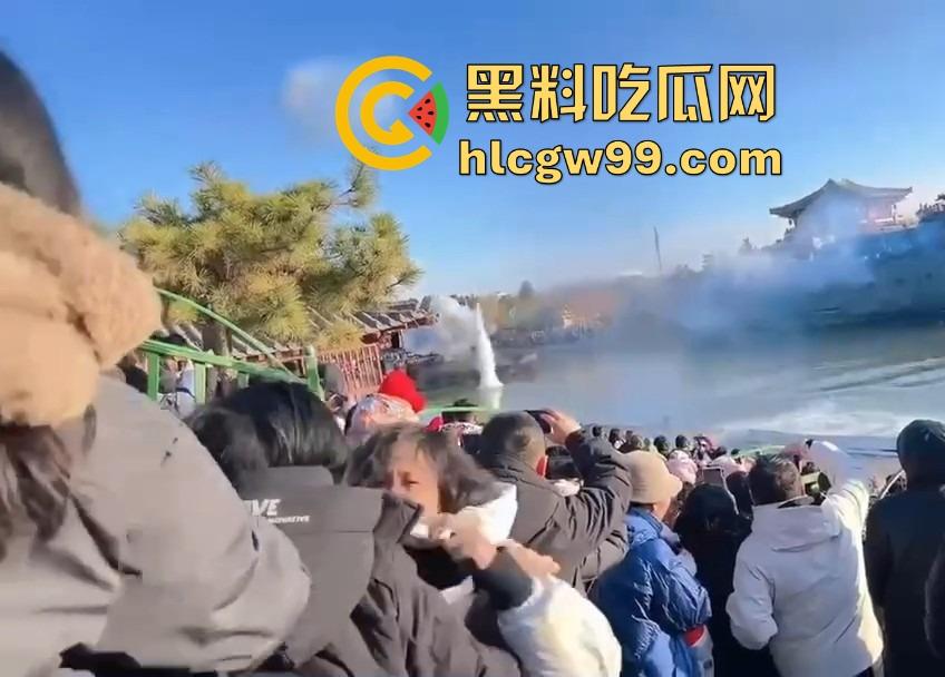 河南开封万岁山奇观,一边是水炮大战,一边是三女互撕扯头发,围观群众看懵到底该看哪个?-1