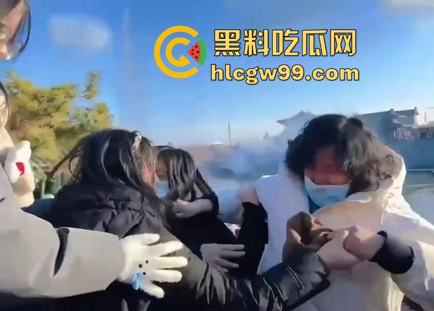 河南开封万岁山奇观,一边是水炮大战,一边是三女互撕扯头发,围观群众看懵到底该看哪个?-2